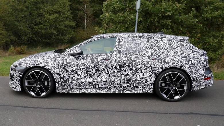 Audi готовит самый мощный электрический универсал: прототип заметили на Нюрбургринге Audi готовит самый мощный электрический универсал: прототип заметили на Нюрбургринге