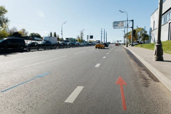 В Москве тестируют цветную разметку со стрелками на проспекте Генерала Дорохова