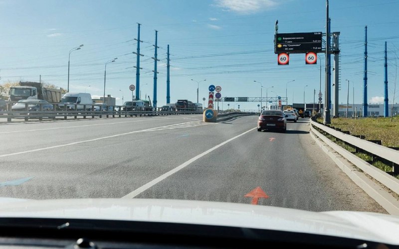В Москве тестируют цветную разметку со стрелками для съездов на МКАД