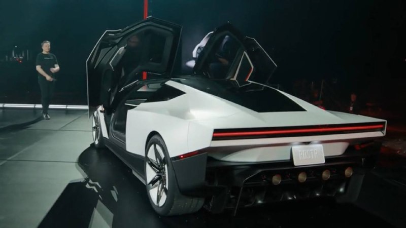 Tesla показала летающий Roadster с технологиями SpaceX