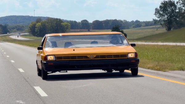 Блогер расширил Ford Festiva до трёх метров и добавил второй руль