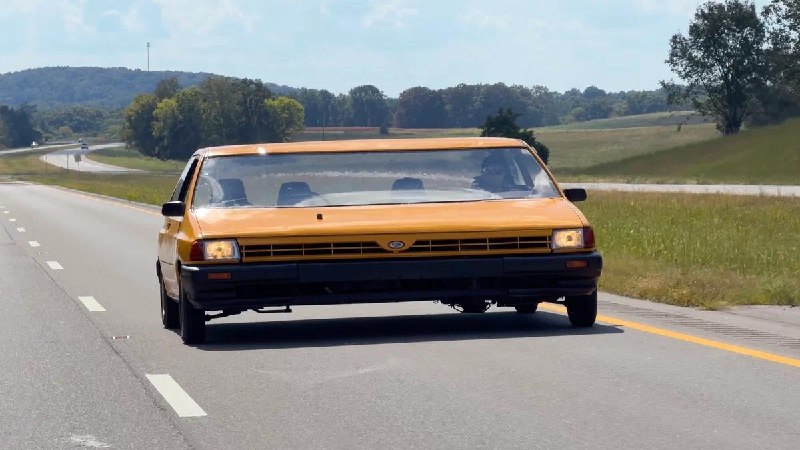 Блогер расширил Ford Festiva до трёх метров и добавил второй руль Блогер расширил Ford Festiva до трёх метров и добавил второй руль