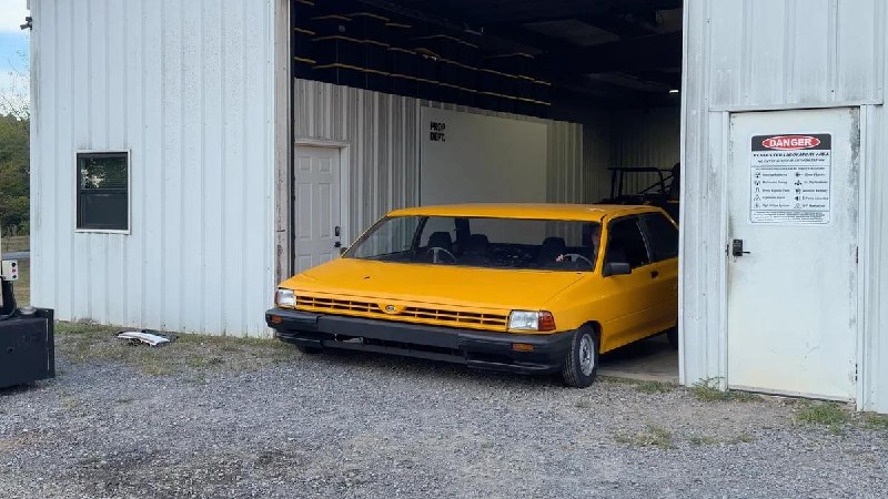 Блогер расширил Ford Festiva до трёх метров и добавил второй руль Блогер расширил Ford Festiva до трёх метров и добавил второй руль