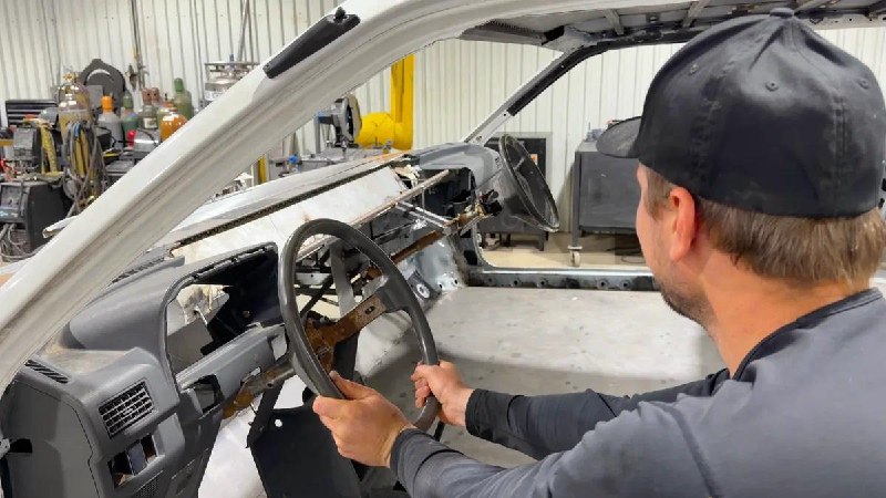 Блогер расширил Ford Festiva до трёх метров и добавил второй руль Блогер расширил Ford Festiva до трёх метров и добавил второй руль