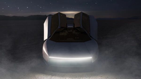 Tesla Roadster: реактивный суперкар, трюки в воздухе и разгон менее секунды