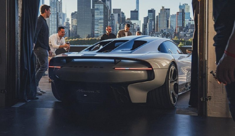 Porsche готовит среднемоторный флагман: представлен концепт Mission S