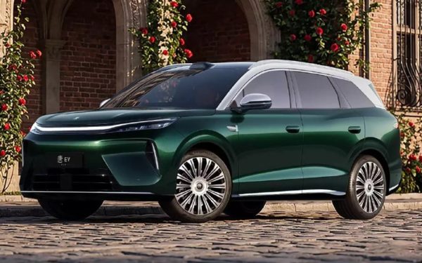 BYD показала салон электрического Tang с выдвижным 35,4-дюймовым экраном