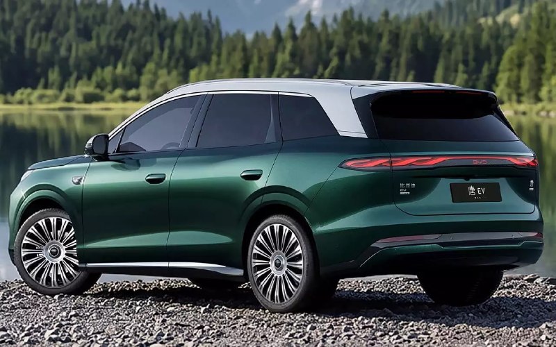BYD показала салон электрического Tang с выдвижным 35,4-дюймовым экраном