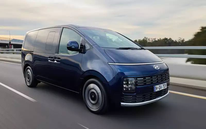 Hyundai Staria вернулась в Россию: гибрид, семь мест и цены от 6,39 млн рублей
