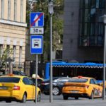 Таксистам хотят продлить время остановки на платных парковках, но менять закон никто не спешит