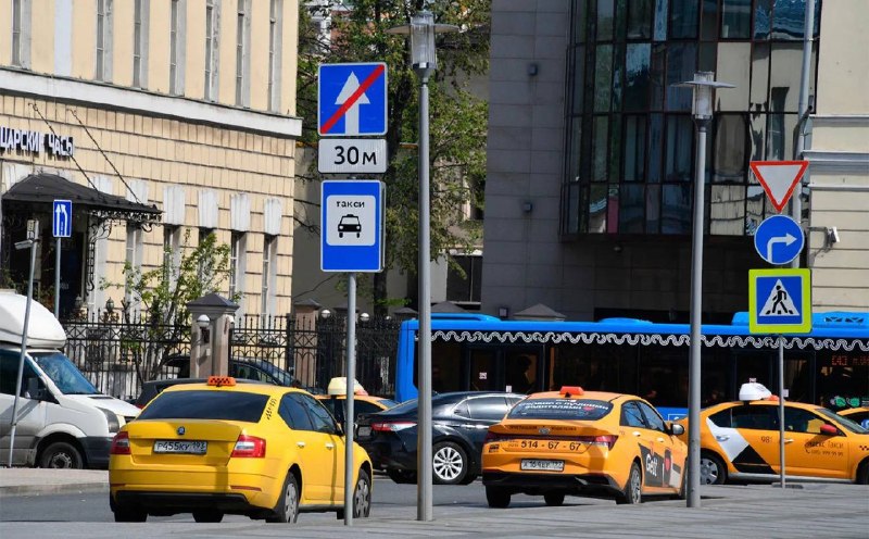 Таксистам хотят продлить время остановки на платных парковках, но менять закон никто не спешит