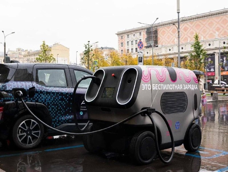 В Москве тестируют робота для зарядки электромобилей В Москве тестируют робота для зарядки электромобилей