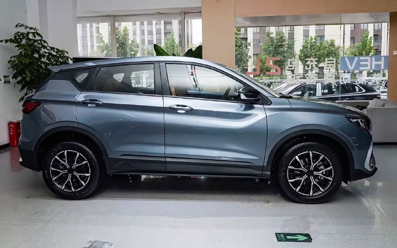 Geely готовит обновлённый Coolray: новая решётка и цифровой салон