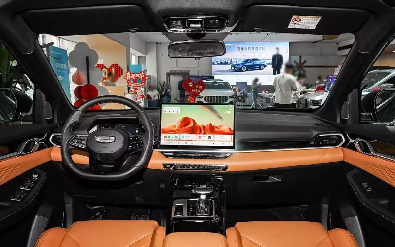 Geely готовит обновлённый Coolray: новая решётка и цифровой салон