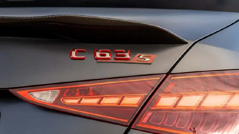 Mercedes-AMG вернёт C63 с бензиновым мотором и параллельно готовит электрическую версию Mercedes-AMG вернёт C63 с бензиновым мотором и параллельно готовит электрическую версию