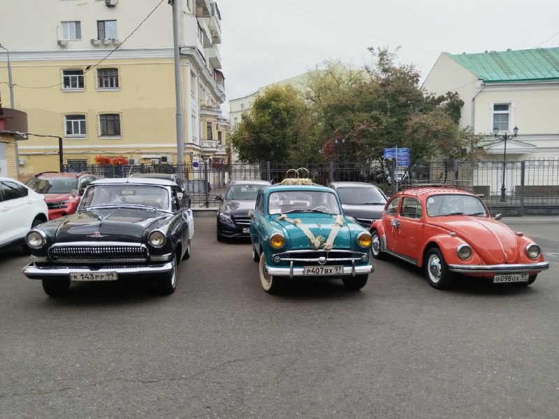 Свадьба на ретроавтомобилях застряла в пробках на шесть часов, но все остались довольны Свадьба на ретроавтомобилях застряла в пробках на шесть часов, но все остались довольны