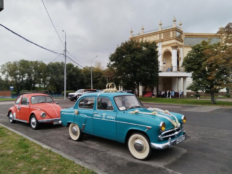 Свадьба на ретроавтомобилях застряла в пробках на шесть часов, но все остались довольны Свадьба на ретроавтомобилях застряла в пробках на шесть часов, но все остались довольны