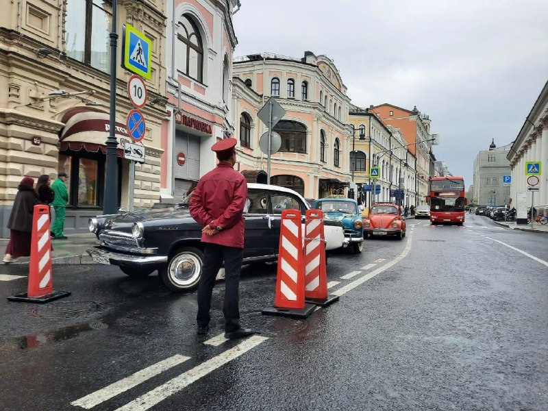 Свадьба на ретроавтомобилях застряла в пробках на шесть часов, но все остались довольны Свадьба на ретроавтомобилях застряла в пробках на шесть часов, но все остались довольны