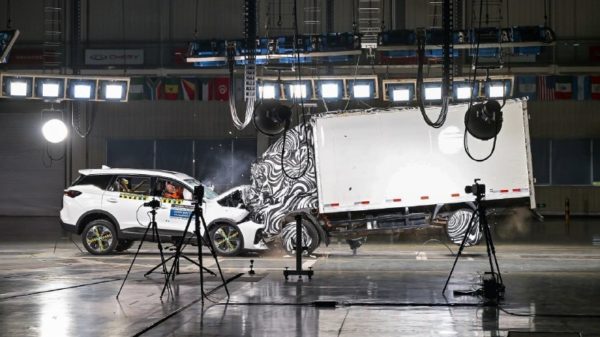Chery столкнула Tiggo 7 с фурой на 50 км/ч: детали необычного краш-теста