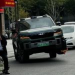 Внедорожник BYD Fang Cheng Bao 8 проехал по торговой улице на трёх колёсах