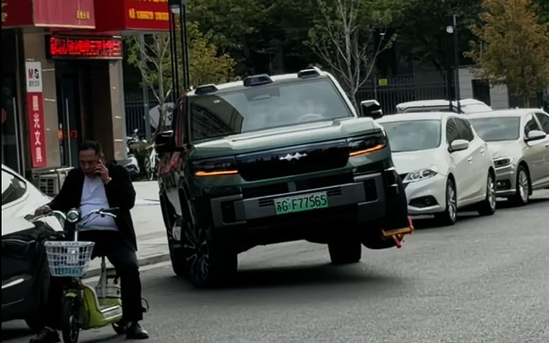 Внедорожник BYD Fang Cheng Bao 8 проехал по торговой улице на трёх колёсах