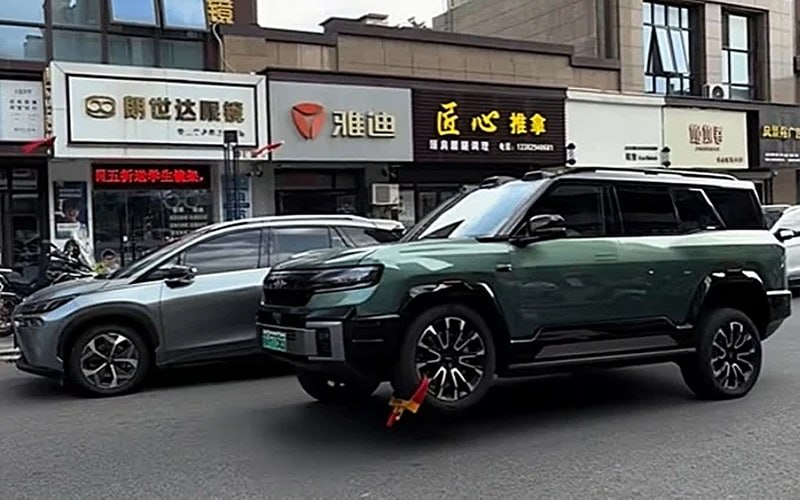 Внедорожник BYD Fang Cheng Bao 8 проехал по торговой улице на трёх колёсах