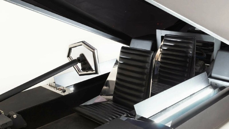 Угловатый электрокар Lo Res Car, вдохновлённый Lamborghini Countach, выставлен на аукцион за $150 тысяч Угловатый электрокар Lo Res Car, вдохновлённый Lamborghini Countach, выставлен на аукцион за $150 тысяч