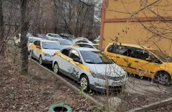 Суд в Москве взыскал 35 000 рублей с таксиста за сорванную поездку в аэропорт
