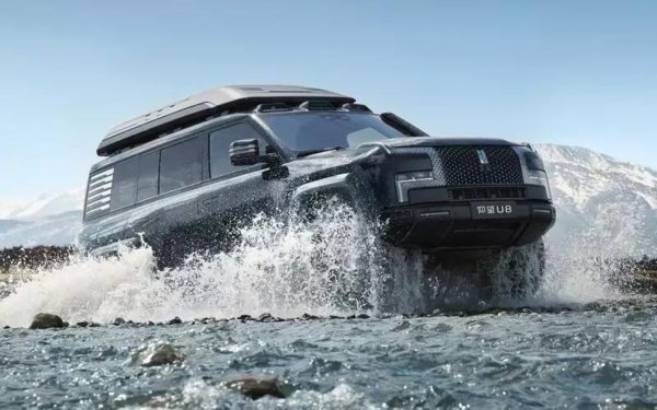 Полиция Дубая получила плавающий Yangwang U8 с разворотом на месте