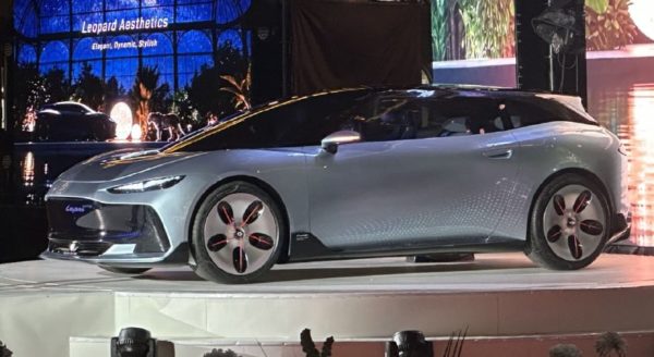 Chery показала концепт Lepas Aura с дисплеем вместо решётки радиатора