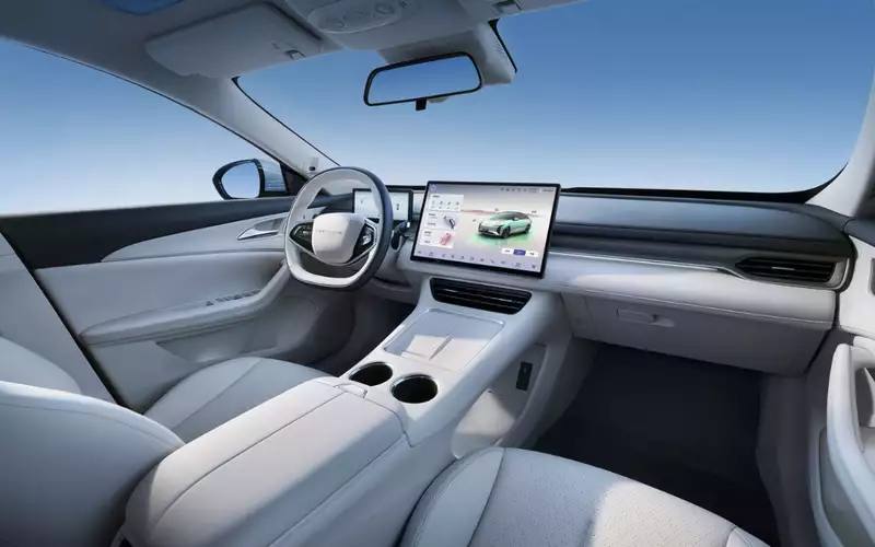Forthing S7 EVO: почти пятиметровый электрический лифтбек за 2 млн рублей